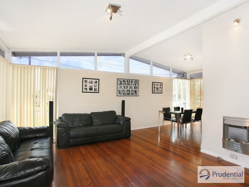 17 Weir Cr, Lurnea NSW 2170