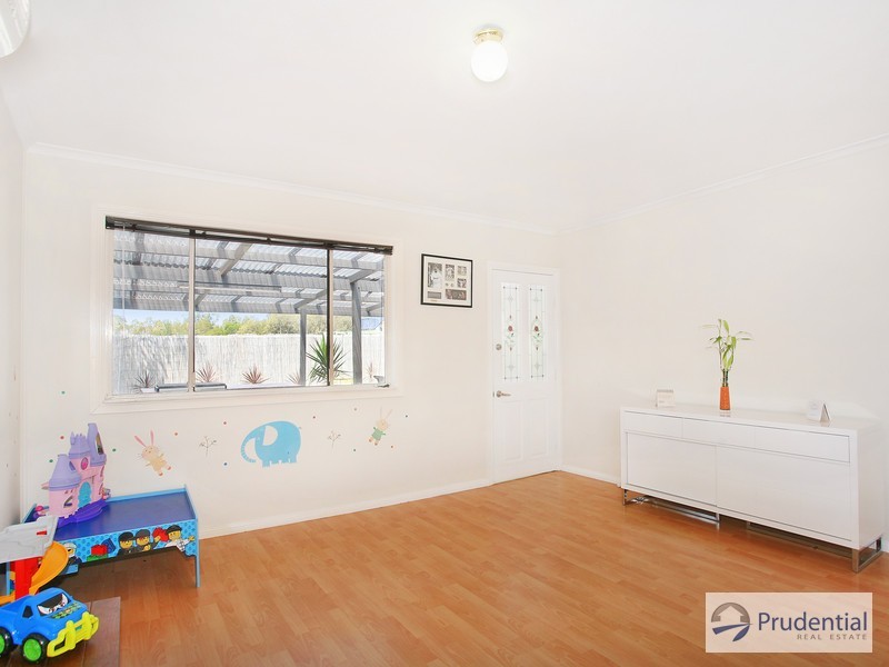 17 Weir Cr, Lurnea NSW 2170