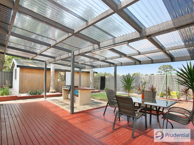 17 Weir Cr, Lurnea NSW 2170