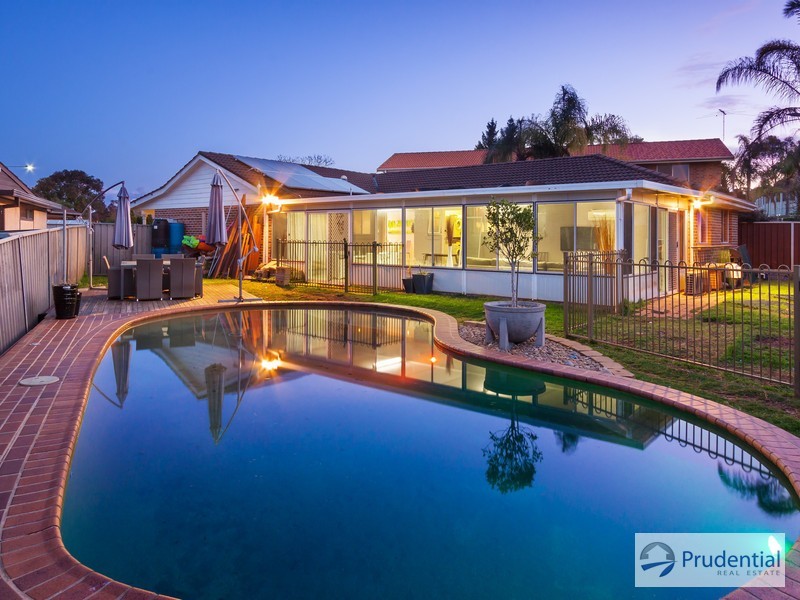 15 Sandown Cl, Casula NSW 2170