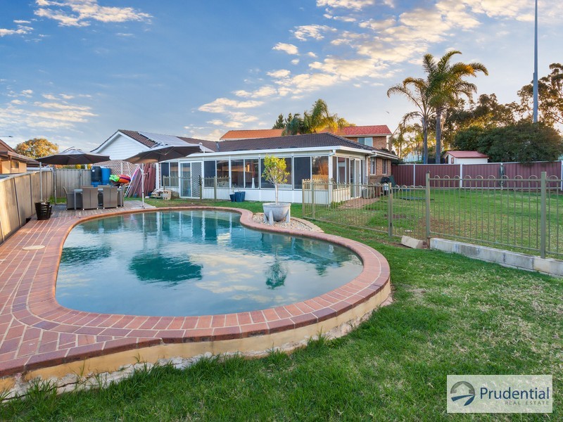 15 Sandown Cl, Casula NSW 2170