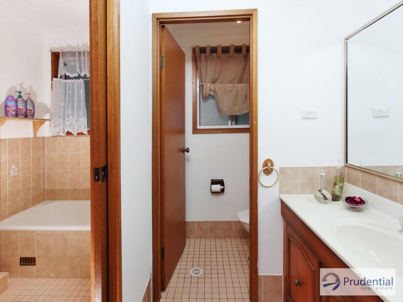 15 Sandown Cl, Casula NSW 2170