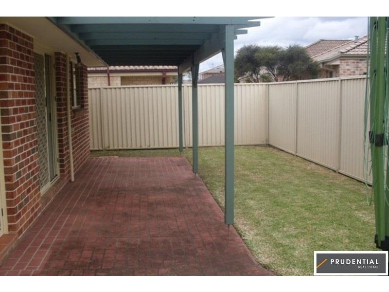 6 Woolmers Court, Wattle Grove NSW 2173