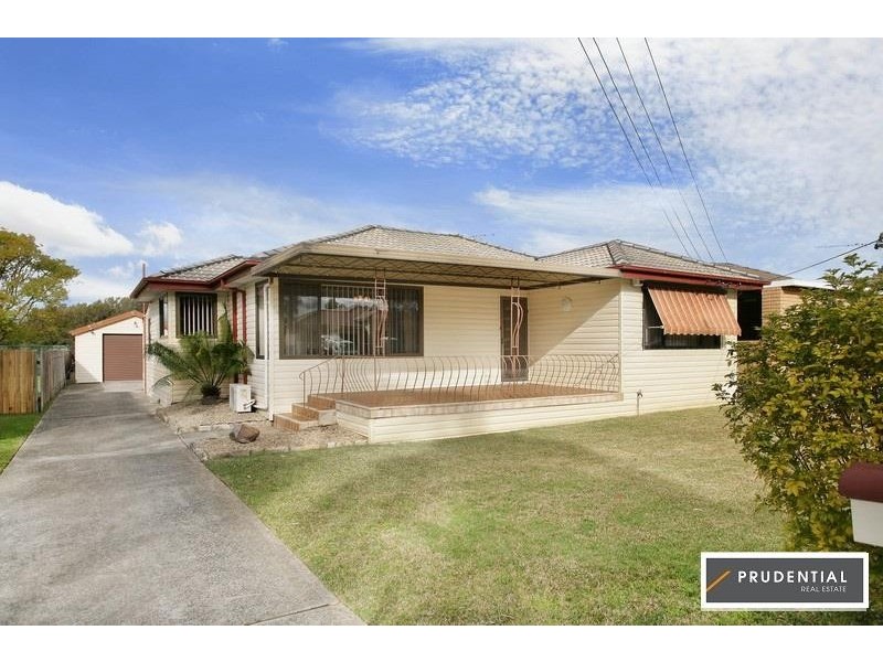 25 Weir Cres, Lurnea NSW 2170