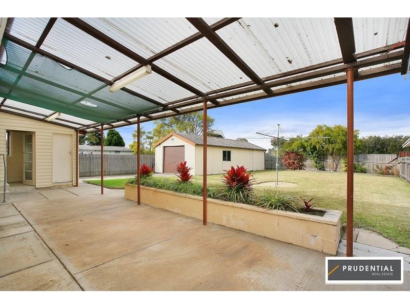 25 Weir Cres, Lurnea NSW 2170
