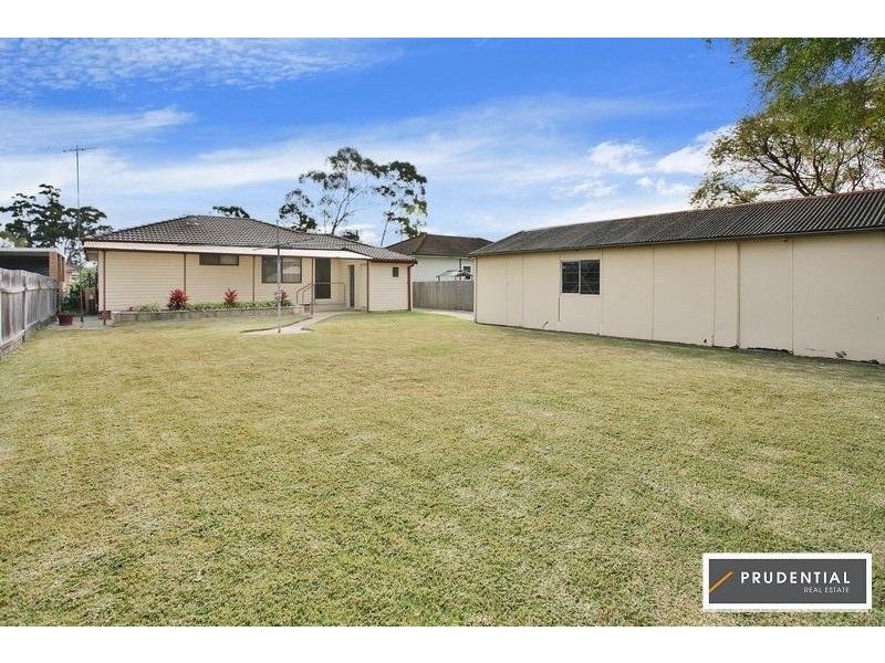 25 Weir Cres, Lurnea NSW 2170