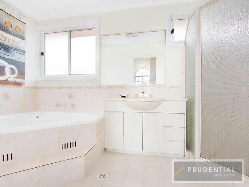 28 Como Court, Wattle Grove NSW 2173