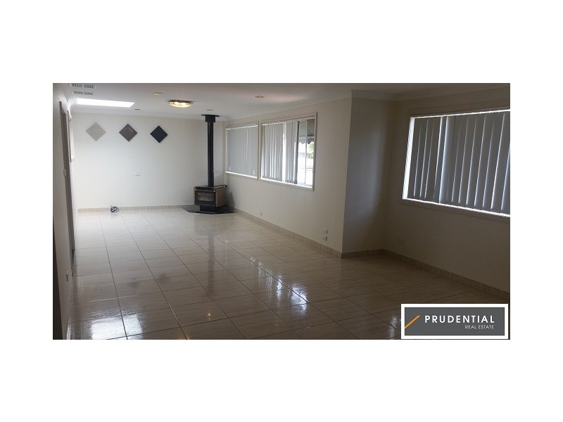 7 Holly Ave, Chipping Norton NSW 2170