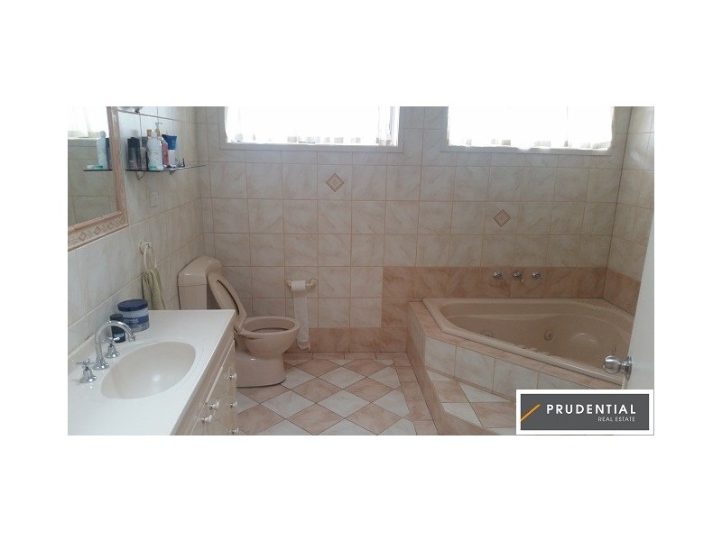 7 Holly Ave, Chipping Norton NSW 2170