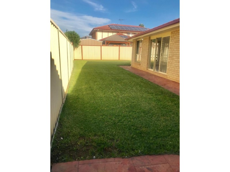 4 Wainewright Avenue, West Hoxton NSW 2171