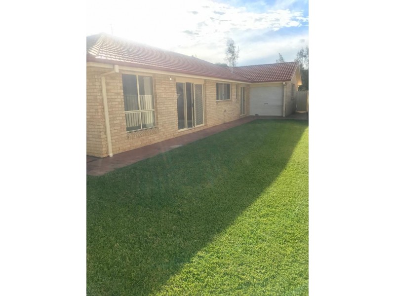 4 Wainewright Avenue, West Hoxton NSW 2171