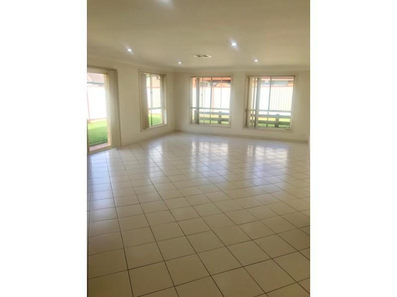 4 Wainewright Avenue, West Hoxton NSW 2171