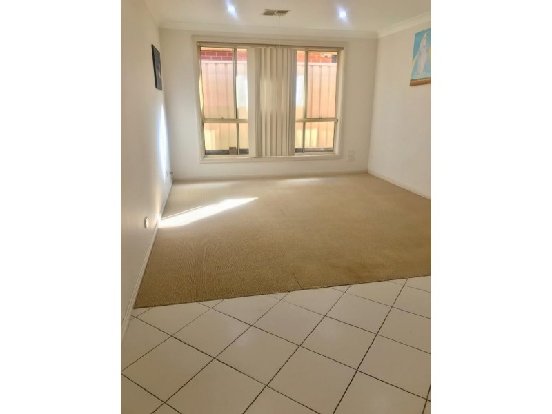 4 Wainewright Avenue, West Hoxton NSW 2171