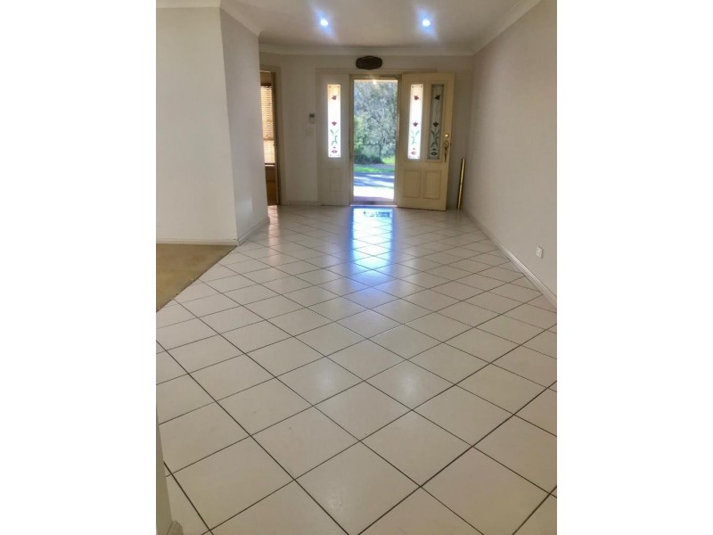 4 Wainewright Avenue, West Hoxton NSW 2171