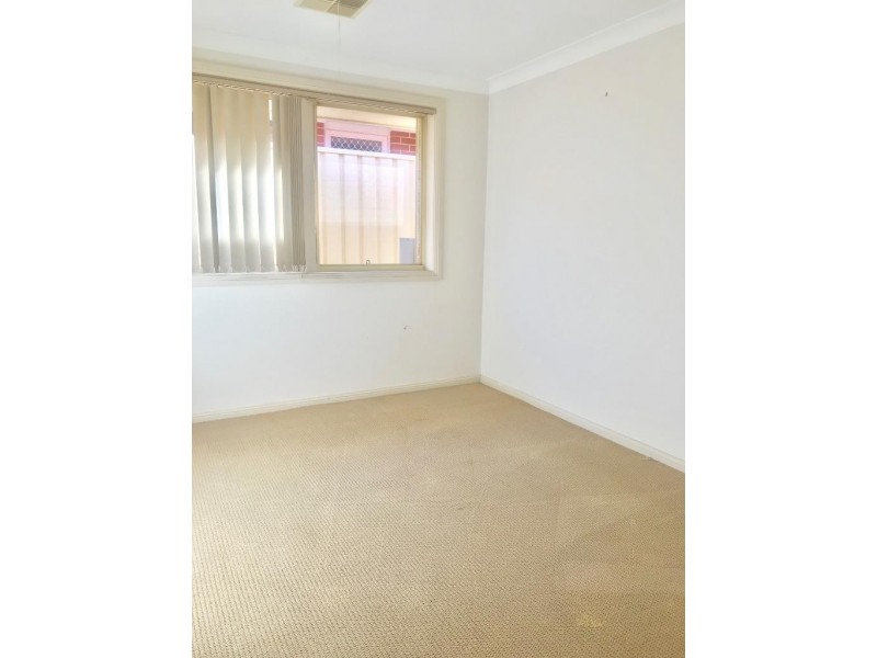 4 Wainewright Avenue, West Hoxton NSW 2171