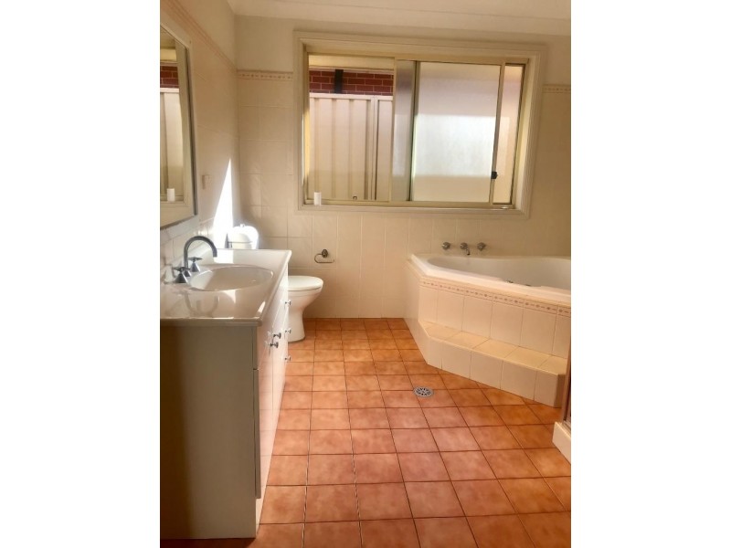 4 Wainewright Avenue, West Hoxton NSW 2171