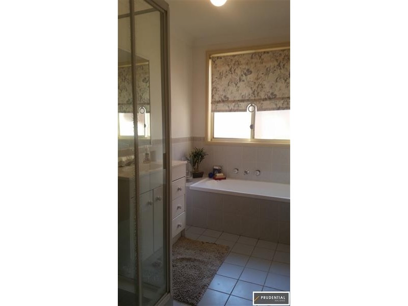 10 Bungonia Circuit, Wattle Grove NSW 2173