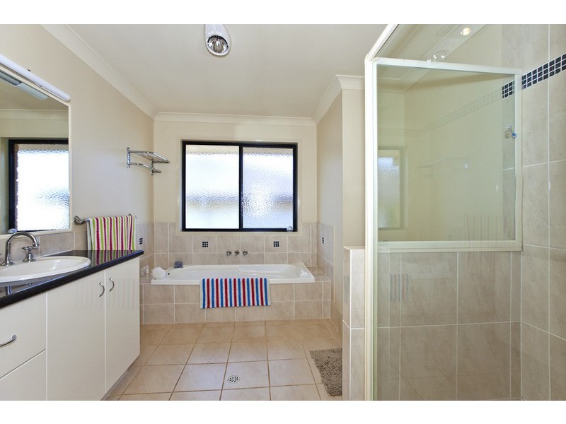16 Irwin Place, Redland Bay QLD 4165