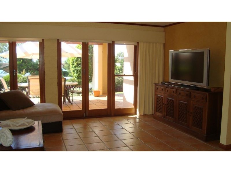 8  Outlook Parade, Ormiston QLD 4160