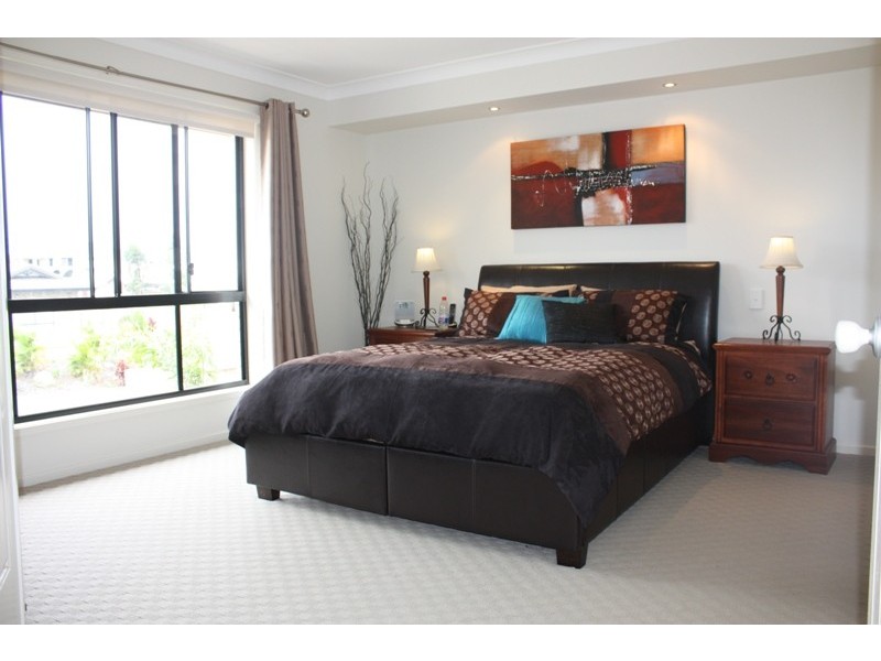 4 Magnetic Place, Redland Bay QLD 4165