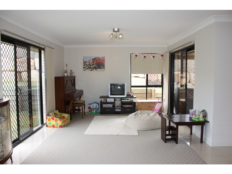 4 Magnetic Place, Redland Bay QLD 4165