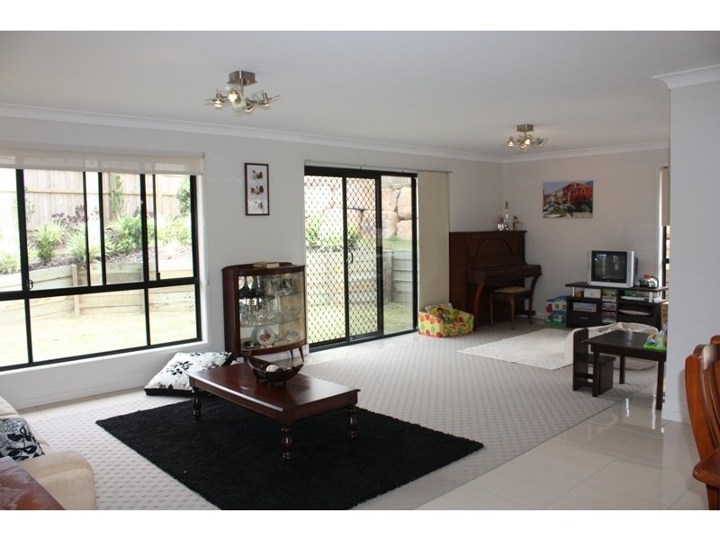 4 Magnetic Place, Redland Bay QLD 4165