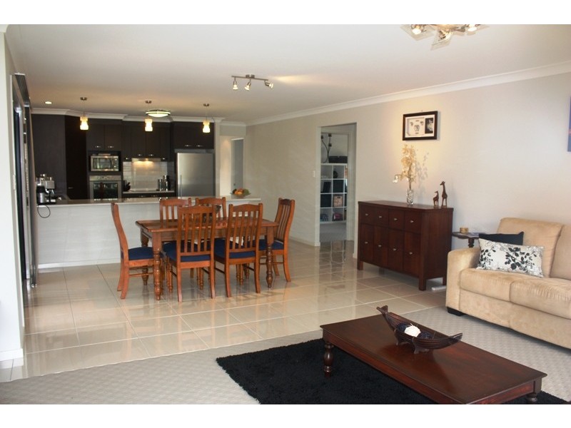 4 Magnetic Place, Redland Bay QLD 4165