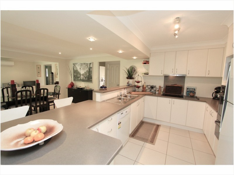 4 Elaine Place, Birkdale QLD 4159