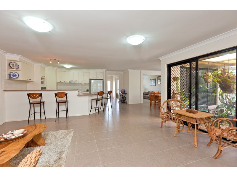 12 Magnetic Place, Redland Bay QLD 4165