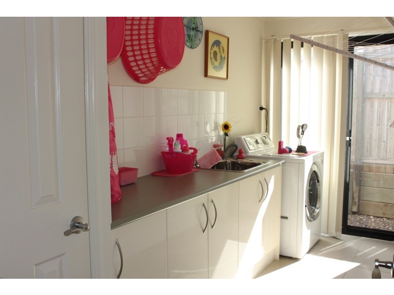 1 Mervyn Cr, Redland Bay QLD 4165