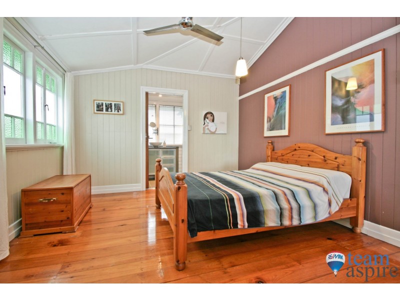 14 Gordon Pde, Manly QLD 4179