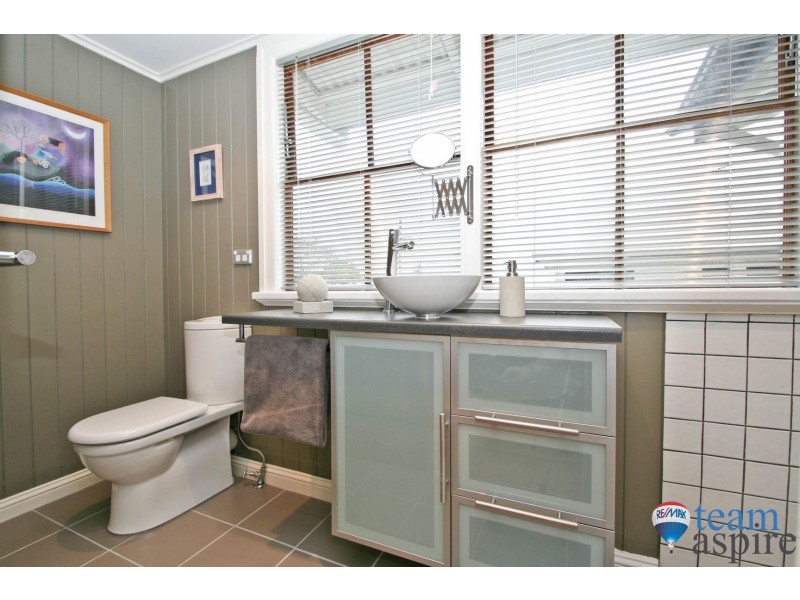 14 Gordon Pde, Manly QLD 4179