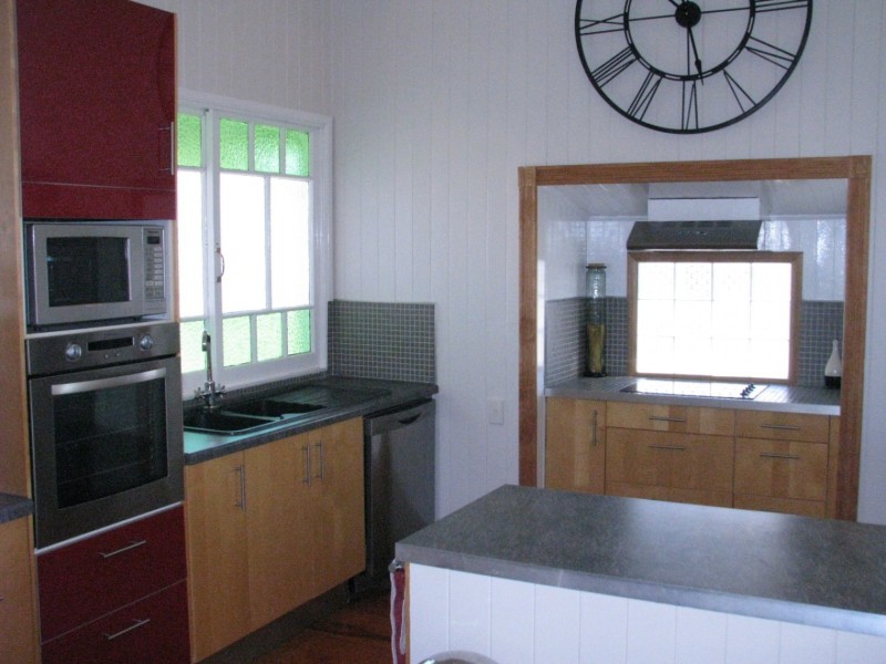 14 Gordon Pde, Manly QLD 4179