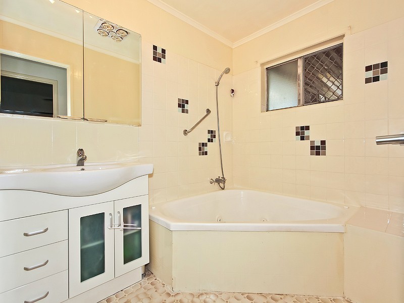 22 Beatty Rd, Thorneside QLD 4158