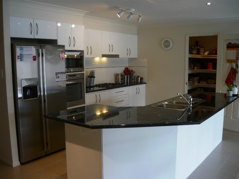 1 Mervyn Crescent, Redland Bay QLD 4165