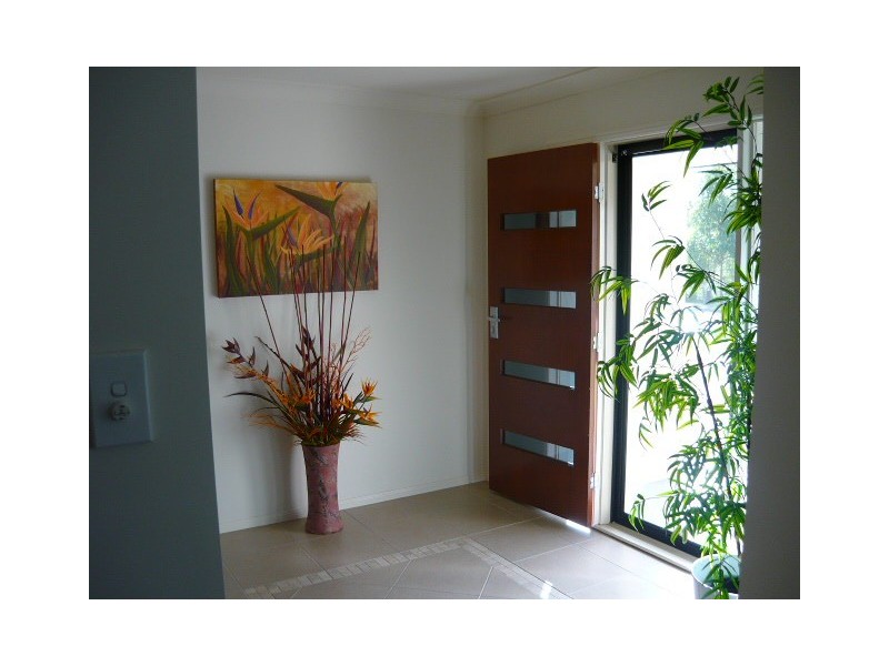 1 Mervyn Crescent, Redland Bay QLD 4165