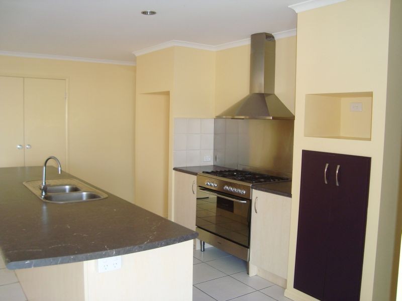 4 Coolum Crt, Redland Bay QLD 4165