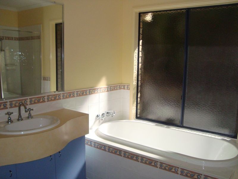 4 Coolum Crt, Redland Bay QLD 4165