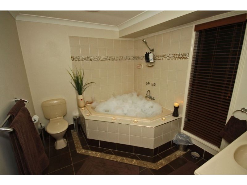 14 Pitman Place, Redland Bay QLD 4165