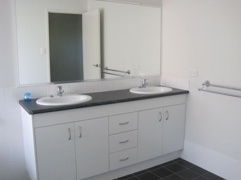 27 Ebony Crescent, Redland Bay QLD 4165