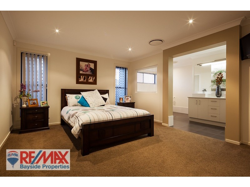14 Lois Pl, Redland Bay QLD 4165