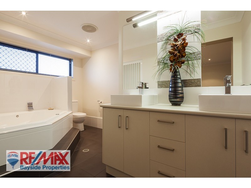 14 Lois Pl, Redland Bay QLD 4165