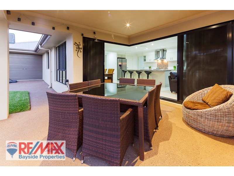 14 Lois Pl, Redland Bay QLD 4165