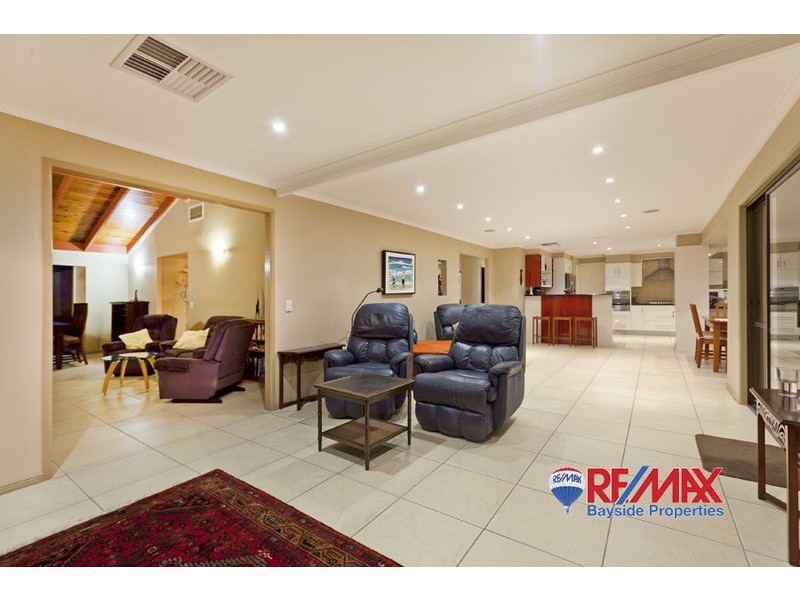 10 Bowsprit Parade, Raby Bay QLD 4163