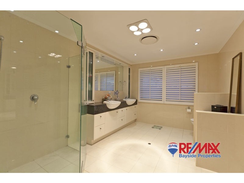 10 Bowsprit Parade, Raby Bay QLD 4163