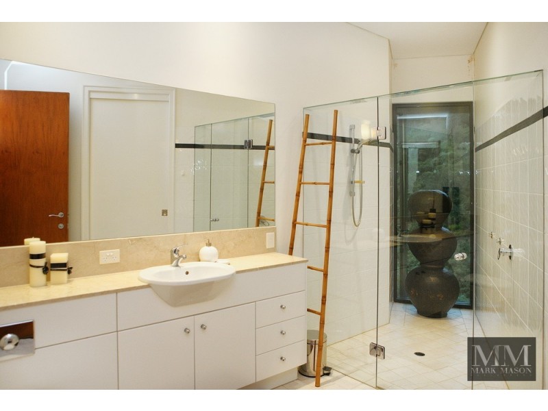 948 Mount Nebo Road, Jollys Lookout QLD 4520