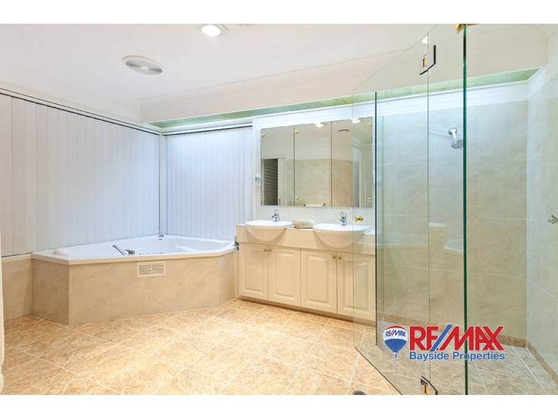 4 Bowsprit Parade, Raby Bay QLD 4163