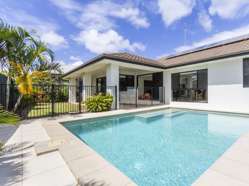 68 Sunningdale  Dr, Redland Bay QLD 4165