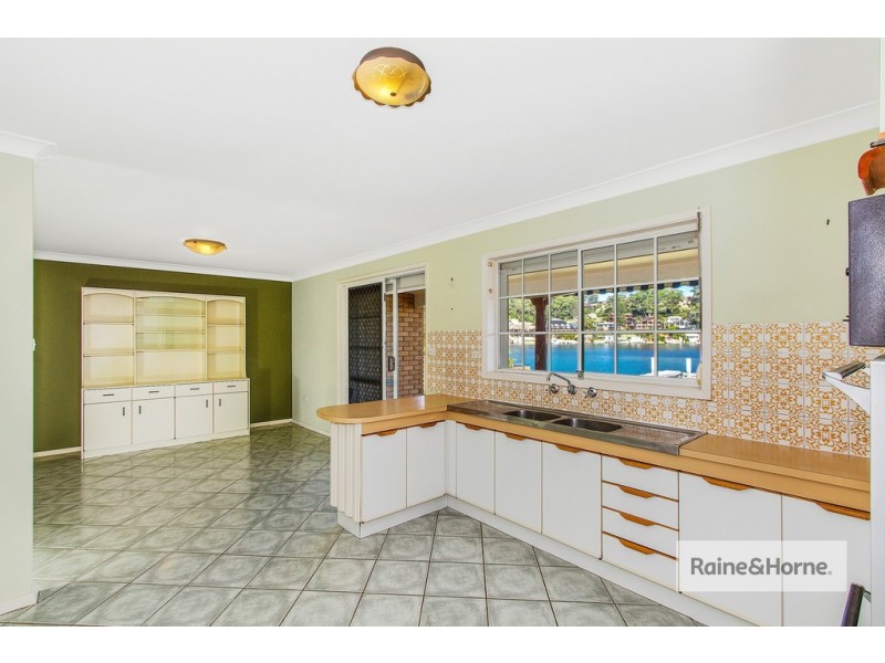 8 Helmsman Boulevard, St Huberts Island NSW 2257