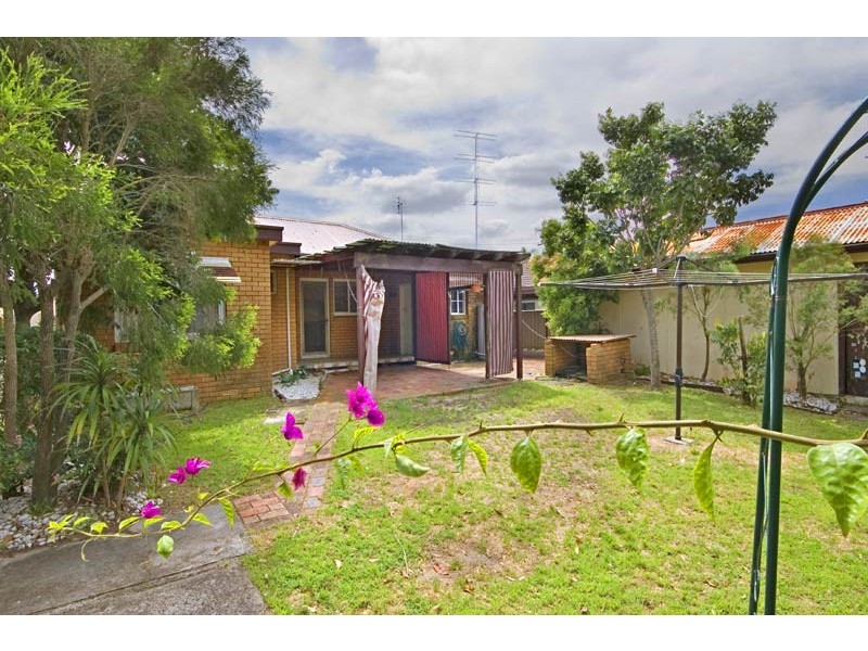 8 McEvoy Avenue, Umina Beach NSW 2257